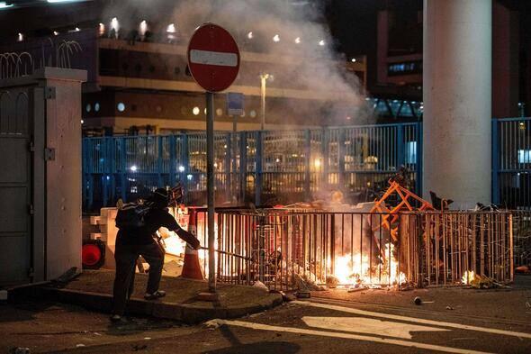 <p>Protestoya katılan Hong Konglu aktivist ve sanatçı Denise Ho, gösteri öncesi gazetecilere yaptığı açıklamada, hükümetin taleplerini dikkate alarak Çin'e iade yasasını iptal etmesi gerektiğini belirterek, polisin göstericilere yönelik şiddetini araştırmak için bağımsız soruşturma başlatılması çağrısında bulundu.</p>

