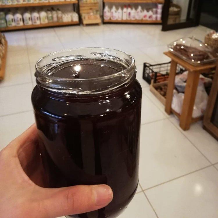 <p>Yüzyıllardır kullanılan bal ve ısırgan tohumu karışımı kanı temizler. Hatat bazı aktarcılarda bu karışım hazır olarak satılır. Evde de ısırgan otu tohumlarını bir sahanda döverek toz haline getirin. Saf bal ile karıştırıp üç gün buzsolabında bekletiniz. Daha sonra her gün bir kaşık bu karışımdan tüketebilirsiniz.</p>
