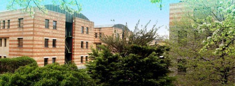 <p>21- İstanbul Şehir Üniversitesi</p>

<p>ÖSYM puanına göre hak edilen %100, %75, %50 ve %25 indirim imkanı, İngilizce lisans programlarına yerleşen öğrenciler için: İngilizce Hazırlık Programında geçirecekleri 1+1 yıl süre ve lisans öğreniminde geçirecekleri 4+1 yıl süre boyunca; önlisans programlarına yerleşen öğrenciler için 2 yıl süre boyunca; Türkçe lisans programlarına yerleşen öğrenciler içinse lisans öğreniminde geçirecekleri 4+1 yıl süre boyunca not ortalaması koşulu veya ders geçme başarısı aranmaksızın devam eder.</p>

<p>Tam burslu kontenjanlara yerleşenlerden ilk 1000’de yer alanlara öğrenim ücreti muafiyeti, 9 ay süreyle ücretsiz yurt, ücretsiz yemek ve aylık 1000 TL nakit ödeme; ilk 2000’de yer alanlara öğrenim ücreti muafiyeti, 9 ay süreyle ücretsiz yurt, ücretsiz yemek ve aylık 700 TL nakit ödeme; ilk 5000’de yer alanlara öğrenim ücreti muafiyeti, 9 ay süreyle ücretsiz yurt ve ücretsiz yemek imkanı sunuluyor.</p>
