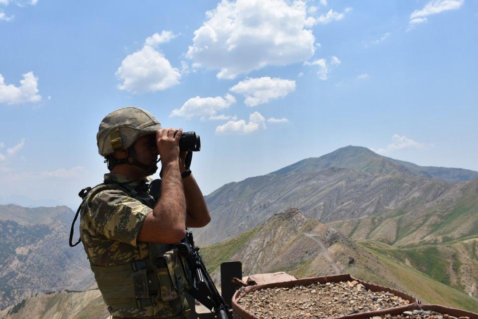 <p>Terörle mücadelenin en yoğun yapıldığı bölgede omuz omuza görev yapan baba ile oğlu, silah arkadaşlarıyla, Türkiye'nin barış, huzur ve güvenliğini bozmak isteyen PKK'lılara göz açtırmıyor. </p>
<p> </p>