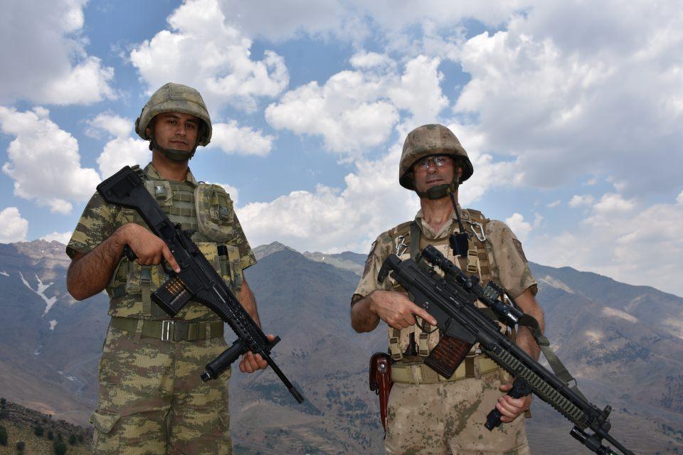 <p>Sarıaslan, "Baba oğul bu bölgede görev yapmaktan gurur duyuyoruz. Görevimizi ifa ederken zaman zaman birbirimize dürbünle bakarak el salıyoruz. Bu bölgede ülkenin huzuru ve güvenliği için daima mücadele etmeye devam edeceğiz." diye konuştu.</p>
<p> </p>