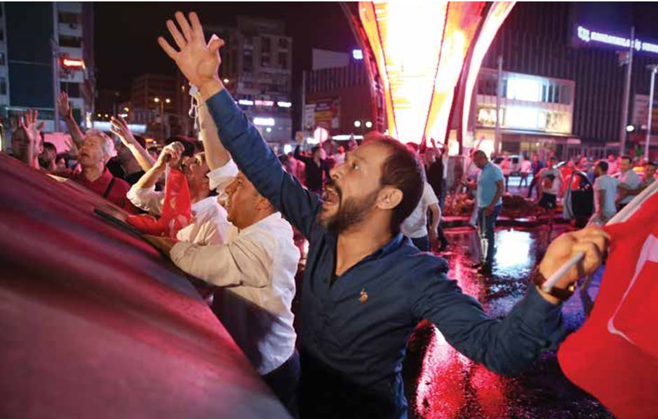 <p>Ankara Kızılay Meydanı'nda darbe girişimini protesto etmek için toplanan vatandaşlar ellerinde bayraklarla, Kızılay'dan geçiş yapan tanklara cesaretle karşı koydu.</p>