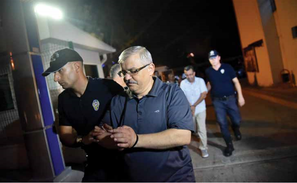 <p>Mersin Emniyet Müdürlüğü’nde gözaltına alınan hakim ve savcılar.</p>
