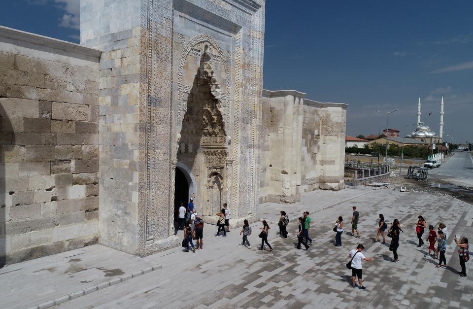 <p>Projeye göre, ısınma sistemi için bahçede tasarlanan ısı merkezinden gelen tesisat boruları mutfak bölümünden diğer sıhhi tesisat girişinden içeri alınacak ve diğer mekanlara dağıtılacak. Isınma sistemi için doğal gaz ile çalışan petekli kalorifer sistemi önerildi. </p>

<p> </p>
