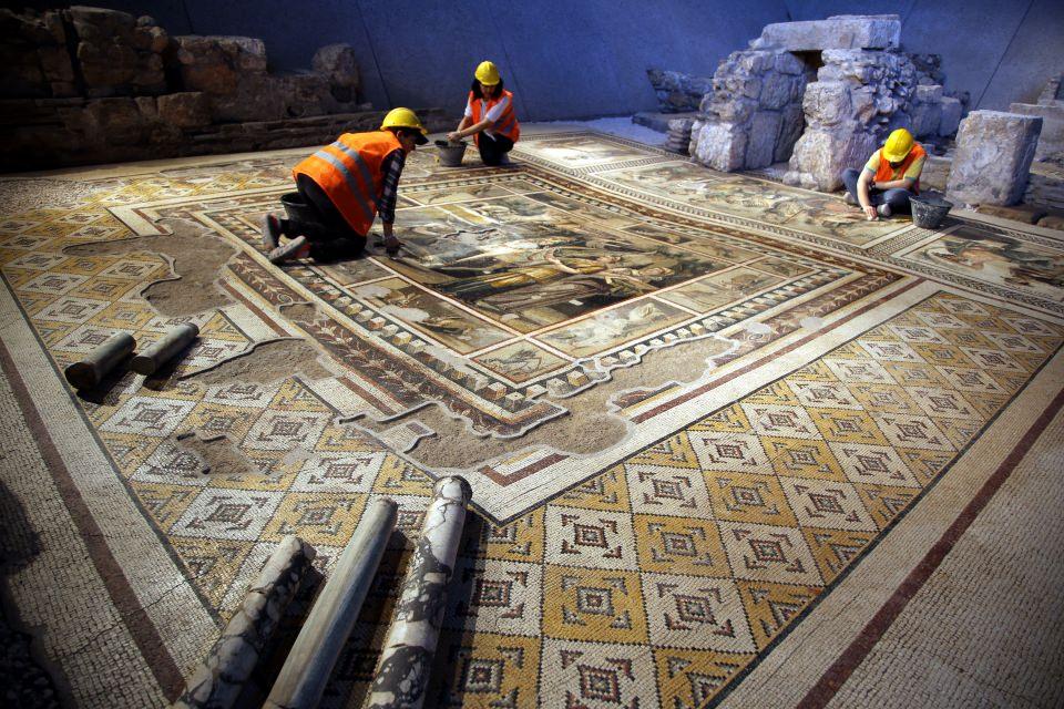 <p>Hatay'da 2010 yılında bir otelin inşaat çalışması sırasında ortaya çıkan Helenistik dönemden İslamiyet dönemine kadar 5 katmana ait eserlerin yer alacağı ve müze-otel konseptine sahip olan müze, kısa süre içerisinde ziyaretçilerini ağırlamaya başlayacak. </p>
