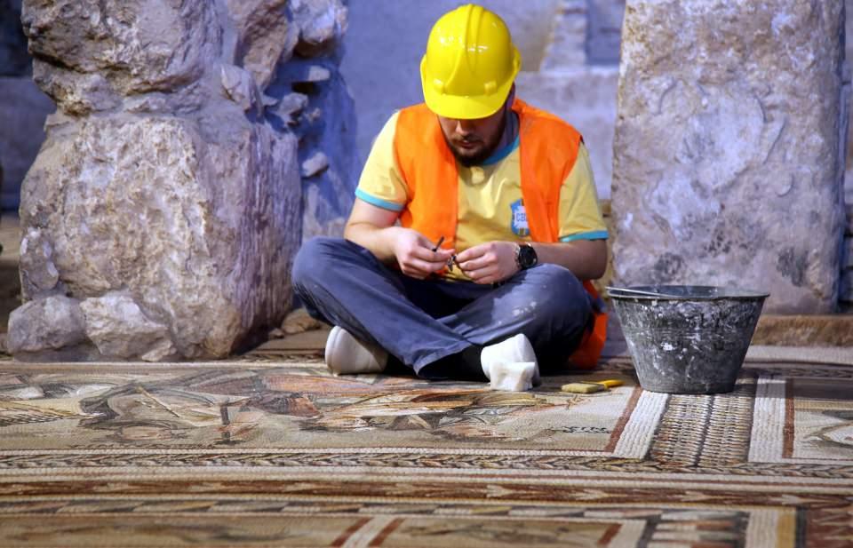 <p>Bu süre zarfında otel inşaatı da devam ederken, eserler de bulundukları yerde özenle muhafaza edildi. Bu arada, eserlerin bulunduğu alana müze kurulması amacıyla Kültür ve Turizm Bakanlığınca çalışma yapıldı.</p>

<p> </p>
