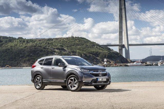 <p>CR-V, Temmuz ayı boyunca 100 bin TL’ye yüzde 0.95 faiz oranı ile 12 ay vadeli kredi seçeneği ile sunuluyor. Civic’in Sedan versiyonu ise Temmuz ayı boyunca 119 bin 500 TL’lik başlangıç fiyatından satışa sunuluyor. </p>
