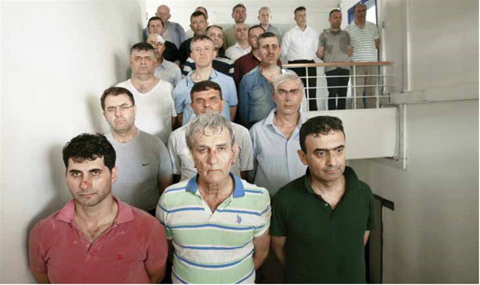 <p>Ankara Emniyet Müdürlüğü’nde göz altında tutulan Eski Hava Kuvvetleri Komutanı Orgeneral Akın Öztürk (1. sıra ortada) ve beraberindeki askerler.</p>