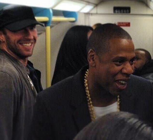 <p><strong>Chris Martin ve Jay Z</strong></p>
