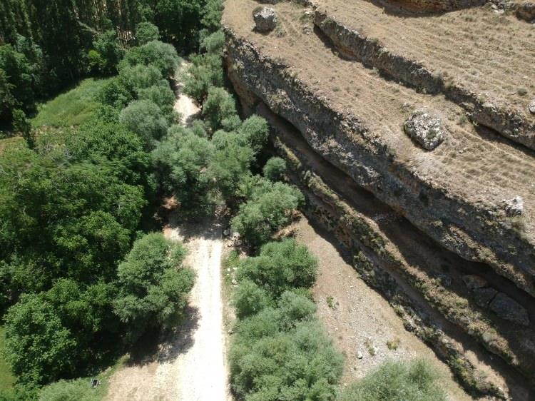 <p>Karaman'daki Gödet Kanyonu, el değmemiş doğal güzellikleri ve kanyon yamaçlarındaki tarihi kalıntılarıyla keşfedilmeyi bekliyor.</p>
