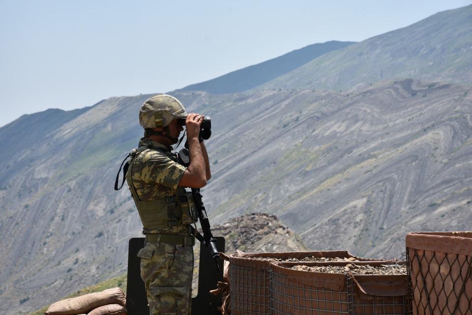 <p>Baba Sarıaslan, talebi üzerine, oğlunun görev yaptığı Irak sınırındaki 2093 rakımlı Şehit Astsubay Üstçavuş Mekan Şahin Üs Bölgesi'nin bulunduğu dağın yamacındaki Çığlı Jandarma Karakol Komutanlığına atandı. </p>

<p> </p>
