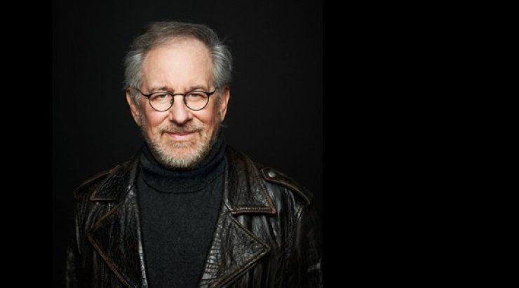 <p><span style="color:#FFD700">Steven Spielberg - 3.6 milyar $</span><br />
<br />
Bilişimden birazcık uzaklaşma zamanı. Steven Spielberg tüm zamanların en ünlü yönetmenlerinden birisidir. Jaws, Schindler’s List, Jurassic Park, ve E.T. the Extra-Terrestrial gibi kült filmlerin yönetmenidir. Steven Spielberg küçük yaşlardan beri film çekmeye çok meraklıydı ve 16 yaşında ilk bağımsız filmi Firelight’ı çekti. Babasından aldığı parayla girişimini yapan Steven yerel sinemada bir gece bu filmin gösterilmesiyle masrafını da çıkarmış oldu. Üniversite öğrencisiyken kader hamlesini yaptı ve Steven Universal Studios’dan 7 yıllık bir kontrat teklifi aldı. Bu teklifi kabul edip üniversiteyi bırakan Steven Spielberg’in bugün 3,6 milyar $’lık bir serveti var.</p>
