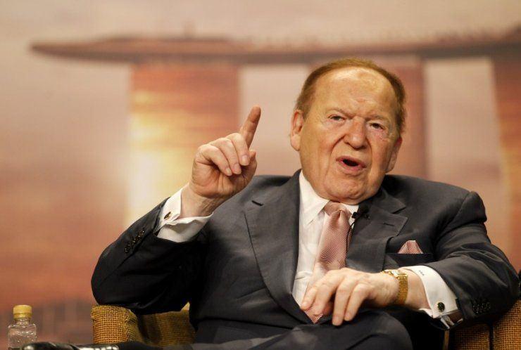 <p><span style="color:#FFD700">Sheldon Adelson – 28.7 milyar $</span><br />
<br />
Yoksulluk içinde büyüyen Sheldon Adelson çok başarılı bir yatırımcıdır. Sheldon Adelson günümüzde Las Vegas casino imparatorluğunun sahibi olarak bilinir. 12 yaşında Boston etrafında gazete satarak iş hayatına başlayan Sheldon, üniversitenin başında orduya katılma kararı almış ve askere gitmiştir. Askerden dönen Sheldon üniversiteye devam etmemiş ve kariyeri boyunca 50 farklı iş yapmıştır. Sheldon Adelson’un bugün 28,7 milyar $’lık bir serveti var.</p>