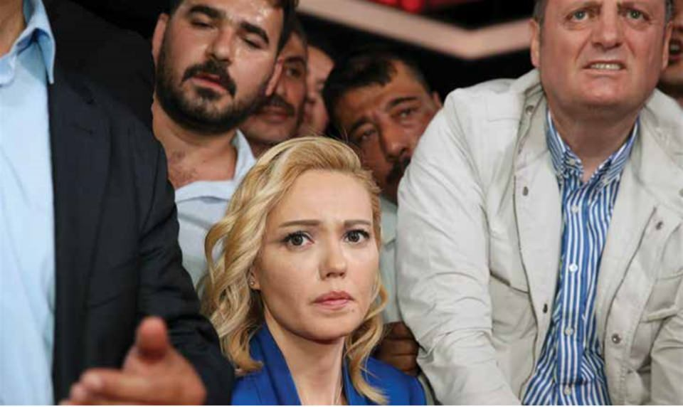 <p>TRT'de, darbe girişiminde bulunan FETÖ'cü terör örgütü mensuplarının püskürtülmesinden sonra çalışanlar bir araya gelerek darbe girişimine tepkilerini ifade etti.</p>