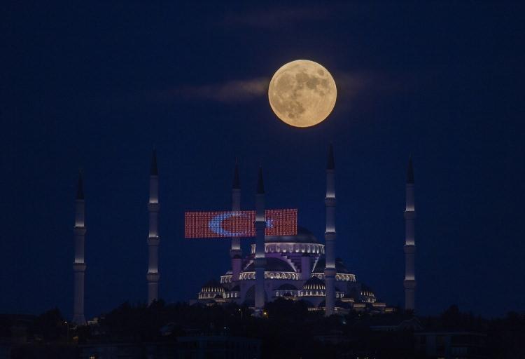 <p>İstanbul'da akşam saatlerinde beliren dolunay ile Büyük Çamlıca Camisi güzel görüntü oluşturdu.<br />
<br />
İşte İstanbul ve tüm yurtan mest eden kareler...</p>

