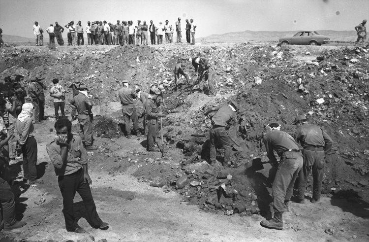 <p>14 Temmuz 1974'de, Muratağa Katliamı'ndan sonra açılan toplu mezarlar.</p>