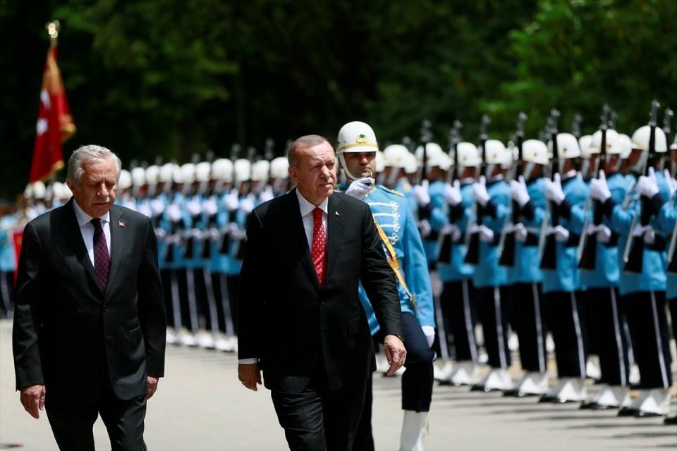 <p>Toplantıya Türkiye Cumhurbaşkanı Recep Tayyip Erdoğan da katıldı. Erdoğan, TBMM girişinde resmi törenle karşılandı.</p>

<p> </p>
