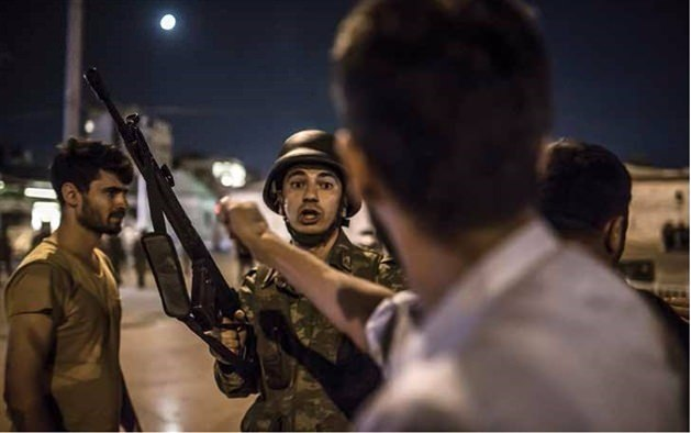 <p>İstanbul Taksim Meydanı'nda toplanan vatandaşların İstanbul ve Ankara'daki darbe girişimine yoğun tepki gösterdi.</p>