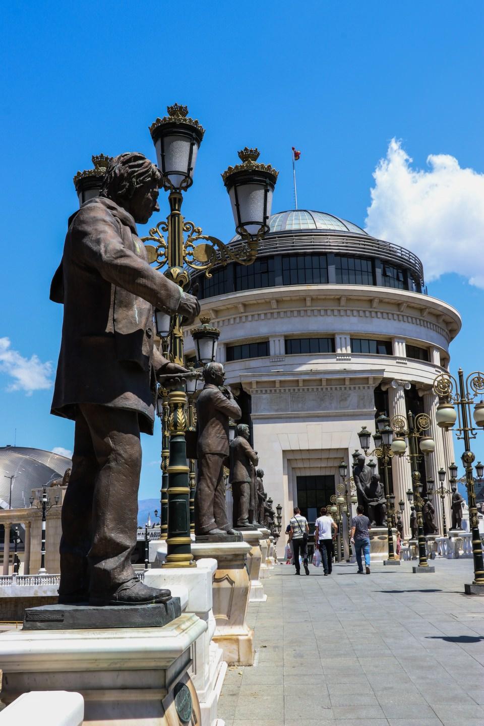 <p>Asırlar boyunca farklı milletlerin yurt edindiği Üsküp'ün, "Scupi" adıyla Dardanlar döneminde kurulduğu ve Roma İmparatorluğu yıllarında da bu şehrin kalıntıları üzerine yeniden inşa edildiği belirtiliyor. Bu şehrin günümüze ulaşan kalıntılarında duvarlar, tiyatro, bazilika ve hamam gibi yerler kısmen keşfedildi.</p>
