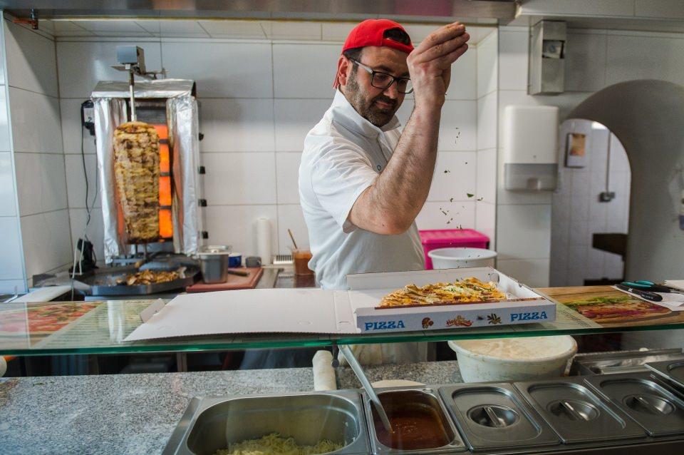 <p>Restoran işletmecisi Metin Önen ise Türk yemeklerini Avusturyalıların da beğendiğini anlatarak, "Telfs'in 15 bin nüfusu var. Farklı milletlerden insanlar yaşıyor. Yaklaşık 5 bin yabancı var. Bunun 3 bini Türk. Domuz eti kullanmadığımız için müşterilerimizin yüzde 80'ini Türkler oluşturuyor. Avusturyalılar Türk yemeklerine ilgi gösteriyor. Dürüm, kebap, lahmacun ve pidelerimize bayılıyorlar." diye konuştu. </p>
