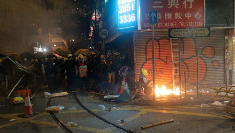 <p>Causeway Bay'de bazı mağazalar erken kapandı. Hong Kong'da polis, geçen hafta sonu göstericilerin maskeli kişiler tarafından saldırıya uğradığı Yuan Long bölgesinde dün yürüyüş düzenleyenlere göz yaşartıcı gazla müdahale etmişti.</p>

