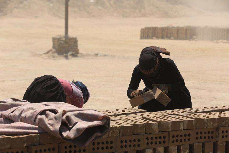<p>Nehravan'daki çöl bir alanda kurulu fabrikada çalışan kadınlar, yazın 50 derecenin üstüne çıkan hava sıcaklığıyla da mücadele ediyor. Kadın işçiler, güneşin etkilerinden korunmak için yalnızca gözlerini açıkta bırakacak şekilde giyiniyor. </p>

<p> </p>
