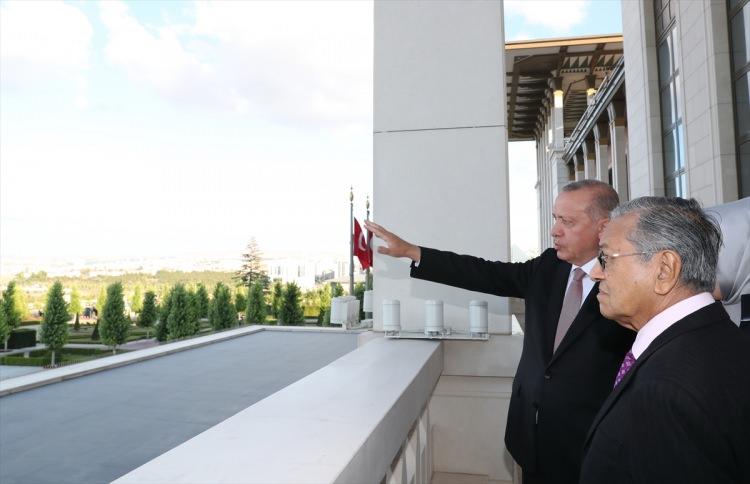 <p>Türkiye Cumhurbaşkanı Recep Tayyip Erdoğan, Malezya Başbakanı Mahathir Muhammed ile Cumhurbaşkanlığı Külliyesi'nin balkonunda bir süre sohbet etti.</p>