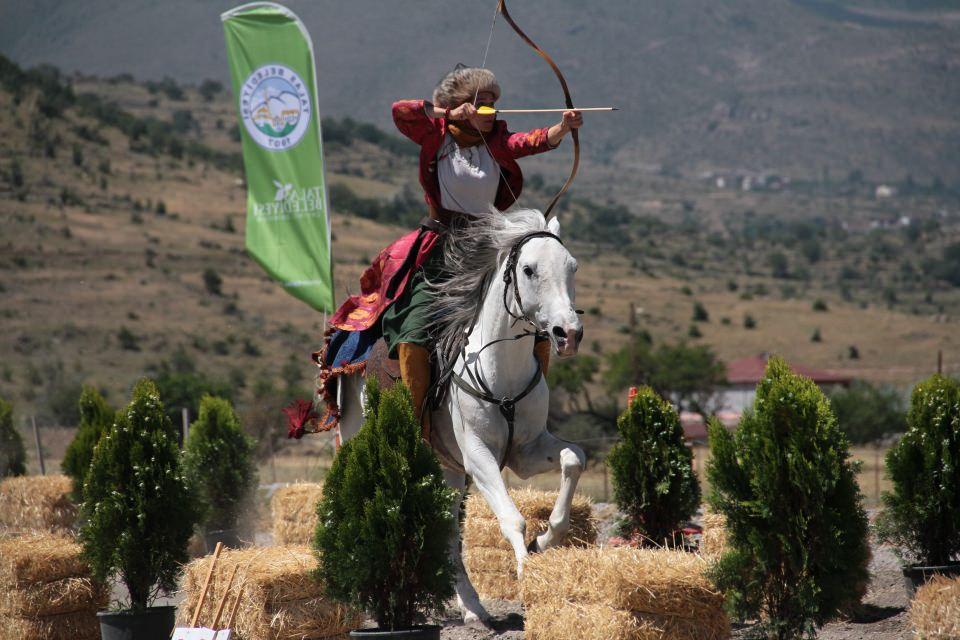 <p>Ailem bu sporu yapmamı çok desteklemiyor, kıyamıyorlar bana. Gerçekten bu ayrı bir tutku. Herkes çok imrenerek bakıyor. Küçük çocuklar çok ilgi gösteriyor. Biz de onları teşvik etmeye çalışıyoruz."</p>
