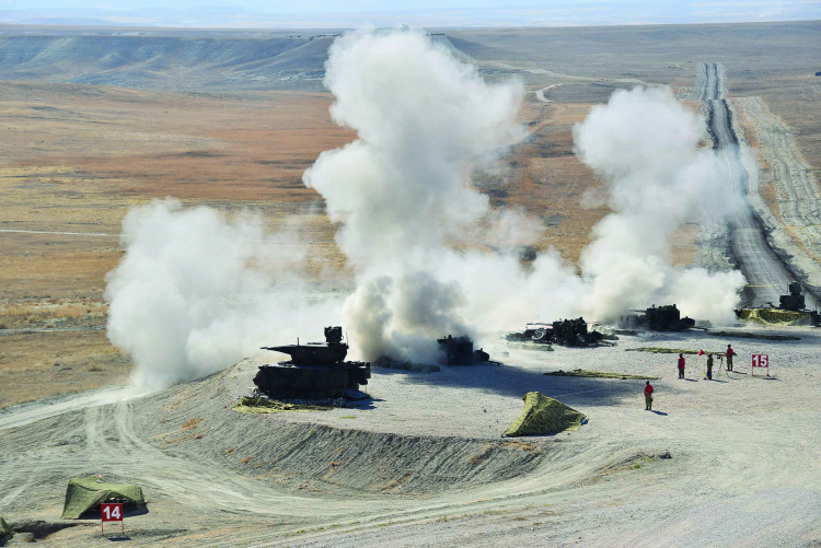 <p>ASELSAN tarafından geliştirilen dip tapalı bir akıllı mühimmat olan Atom, parçacıklı mühimmat ile birlikte kullanıldığında namlulu silahların etkinliği önemli ölçüde artarak küçük ve hızlı hedeflere karşı etkinlik sağlıyor. Atom, hassas zaman sayma ve ölçülen mühimmat çıkış hızına göre düzeltmeli zaman programlama yetenekleri sayesinde yüksek vuruş hassasiyeti yakalıyor.</p>