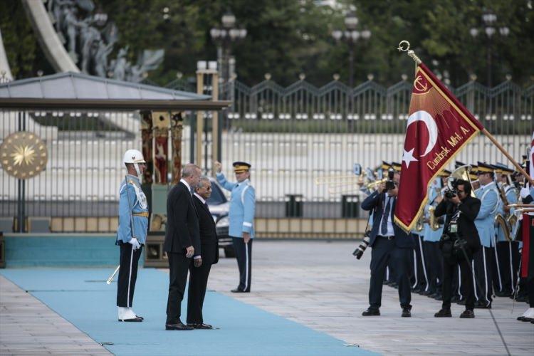 <p> Konuk Başbakan Muhammed, tören kıtasını selamladı. </p>