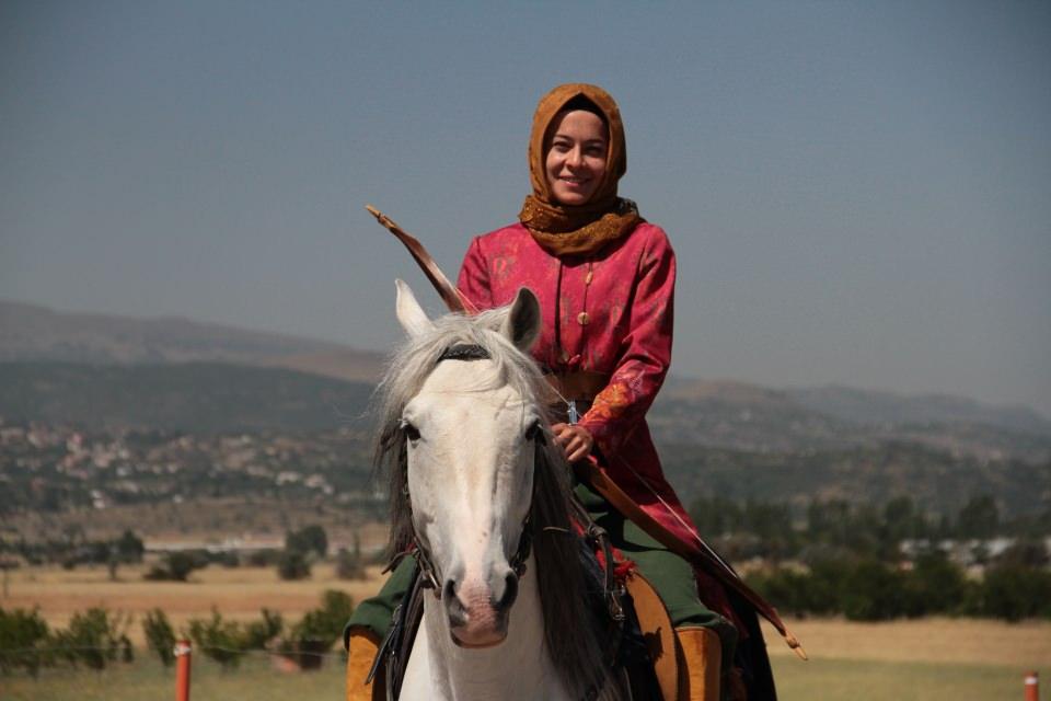 <p><strong>"Attan düşmeden binmeyi öğrenemezsiniz, bu bir kuraldır." diyen Ayşe Melek Okuyucu, şöyle konuştu:</strong></p>

<p>"Ben de bir kaç kere attan düştüm ama bu spora olan bağlılığımı, sevgimi koparamadı. Örnek aldığım kadın Türk savaşçılar var. Bunların başında Nene Hatun gelir. Tarihin derinliklerine inerseniz de Tomris Hatun'u çok beğeniyorum. Ecdat yadigarı olan atlı okçuluğu yaşatmak, büyütmek için elimizden geleni yapmaya çalışıyoruz. Bu sporu yapan tüm arkadaşım aynı fikirdeler, aynı çizgideler. Rabbim bu yolda bizleri utandırmasın."</p>
