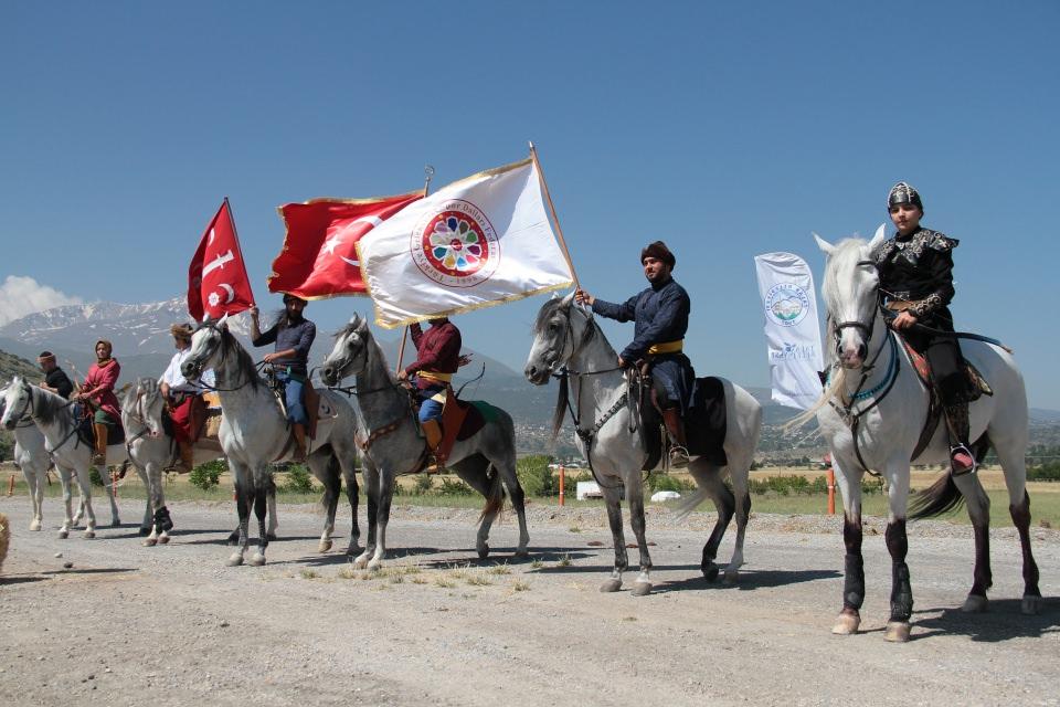 <p>Orta Asya steplerinden Anadolu bozkırlarına Türk kültürünü günümüze taşıyan kadın atlı okçular, cesaretleri ile ata yadigarı geleneği yaşatıyor.</p>
