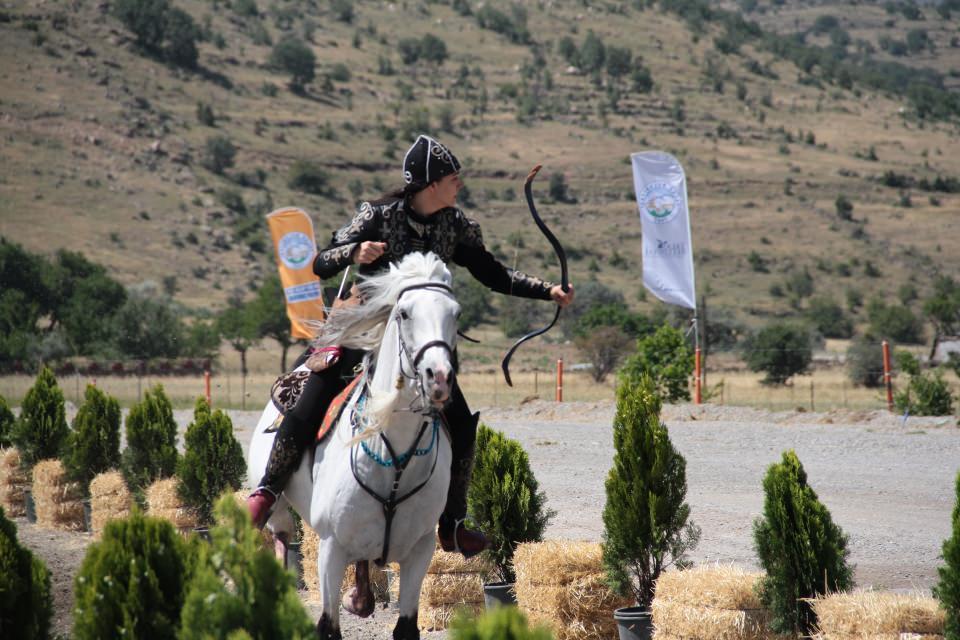 <p>Bu sporu başarıyla icra eden 19 yaşındaki Janset Genel, AA muhabirine, 7 yıldır atlı okçuluk sporunu yaptığını söyledi.</p>
<p> </p>