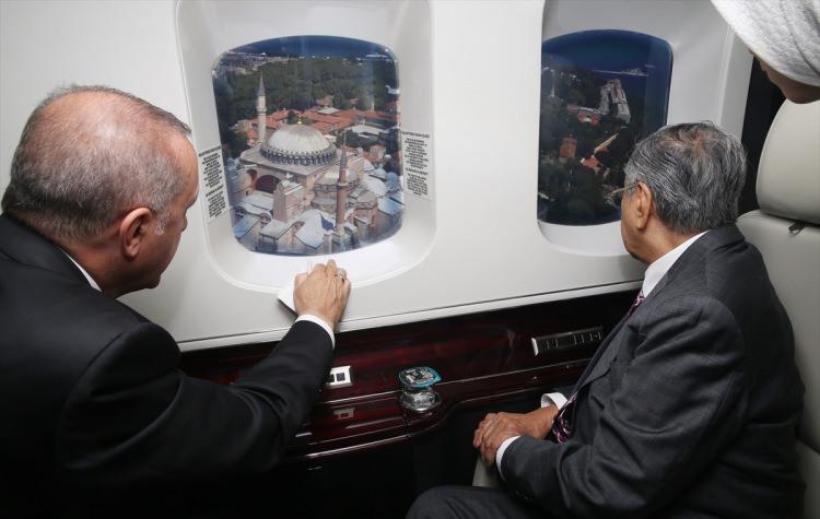 <p>Türkiye Cumhurbaşkanı Recep Tayyip Erdoğan, Malezya Başbakanı Mahathir Muhammed'e havadan İstanbul'u tanıttı.</p>
