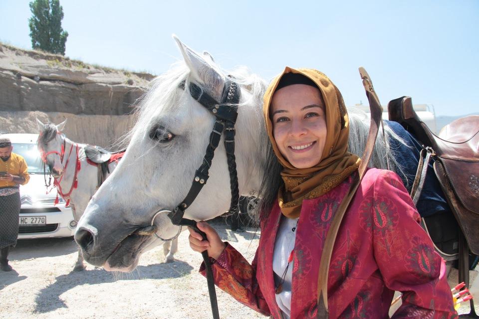 <p><strong>İki canlının tek vücut olduğu zor bir sporu severek yaptığını anlatan Hayriye Ünlü, şunları söyledi:</strong></p>

<p>"Haftada iki gün talim yapıyorum ve atlarla ilgileniyorum. Atlarla uyum çok önemli. </p>
