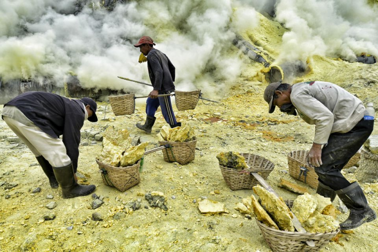 <p> İşçiler, hergün 14 ton sülfürü madenden çıkarıyor. </p>
