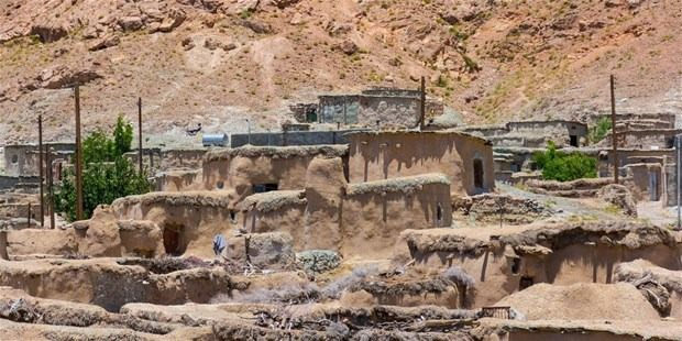 <p>10-14 metrekare büyüklüğündeki bu odanın bir köşesi tahıl ambarı (kandik), bir köşesi ocak (karşak), bir kısmı da yatacak yer olarak kullanılıyor.</p>

<p> </p>
