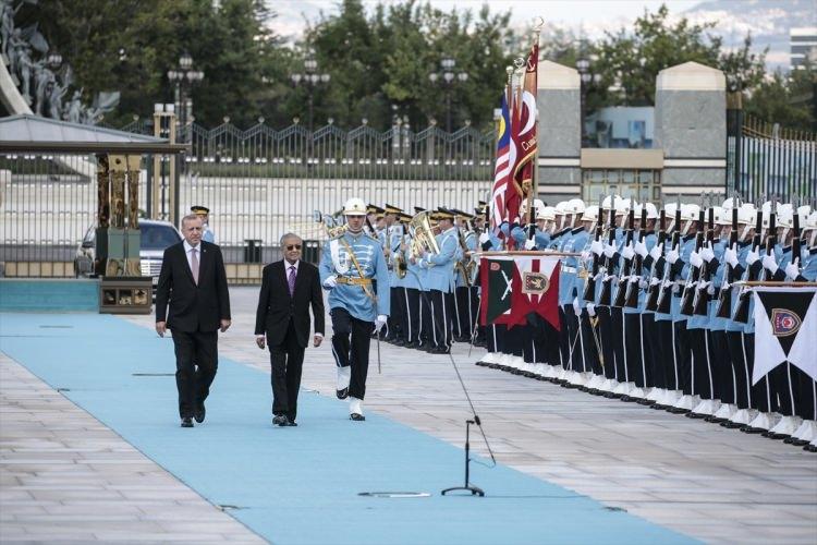<p>Cumhurbaşkanı Erdoğan, 24-27 Temmuz tarihleri arasında Türkiye’ye resmi ziyarette bulunan Malezya Başbakanı Muhammed'i, resmi törenle karşıladı</p>
