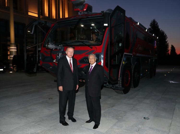 <p>Cumhurbaşkanı Recep Tayyip Erdoğan ve Malezya Başbakanı Mahathir Muhammed, Malezya'ya da satışı yapılan yerli üretim itfaiye aracını inceledi.</p>