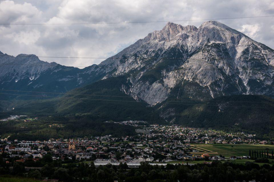 <p>Avusturya'nın Tirol eyaletindeki Innsbruck şehrine bağlı Telfs belediyesi, Türk nüfusunun çokluğuyla dikkati çekiyor. Avusturya şehirleri Innsbruck'a 33, Salzburg'a 215, Almanya'nın Münih şehrine ise 138 kilometre uzaklıkta olan Telfs, yeşil doğası, sakin ve düzenli yapısı, sanayi ve turizm geliriyle dikkati çekiyor. </p>
