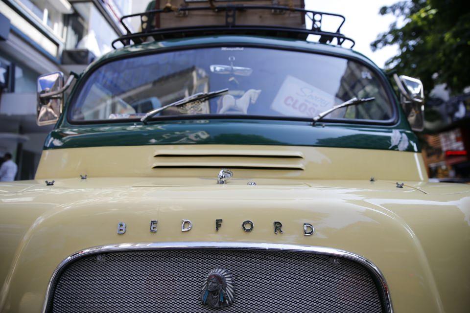 <p>Klasik otomobil tutkunu, koleksiyoner avukat Metin Özderin'in restore ederek yeniden hayat verdiği İngiliz klasiği kamp tipi kamyonet, nostaljik görünümüyle Başkent caddelerinde ilgi odağı oluyor.</p>

