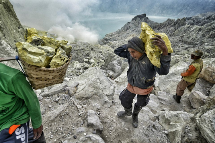 <p>Sülfürü dağdan çıkaran madenciler, 10 KM'lik bir yolu giderek malı teslim ediyor. </p>
