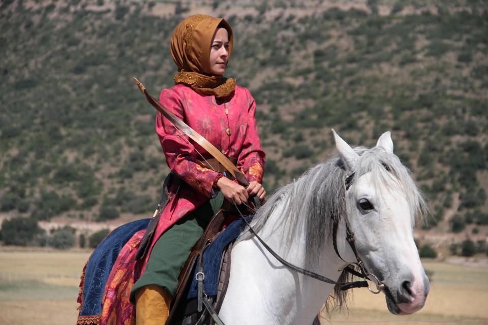 <p><strong>"Düşe kalka öğreniliyor"</strong></p>

<p>Medikal mühendisi 25 yaşındaki Hayriye Ünlü de 13 yıldır ata bindiğini ve 4 yıldır atlı okçuluk yaptığını belirtti.</p>

