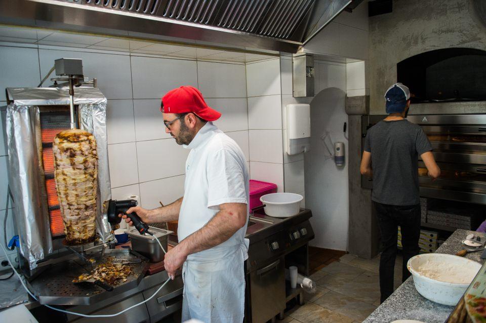 <p> Türklerin kendi arasındaki iletişimin iyi olduğunu aktaran Türk siyasetçi, "Telfs'teki vatandaşlarımız köy hayatı yaşıyor. İç içeyiz. O yüzden Türkçe çok sık konuşuluyor. Çocuklarımız güzel Türkçe konuşuyor, iletişimimiz çok iyi. Kendi aramızdaki yaşantımız mükemmel. Düğünümüzde de cenazemizde de birlikteyiz. </p>
