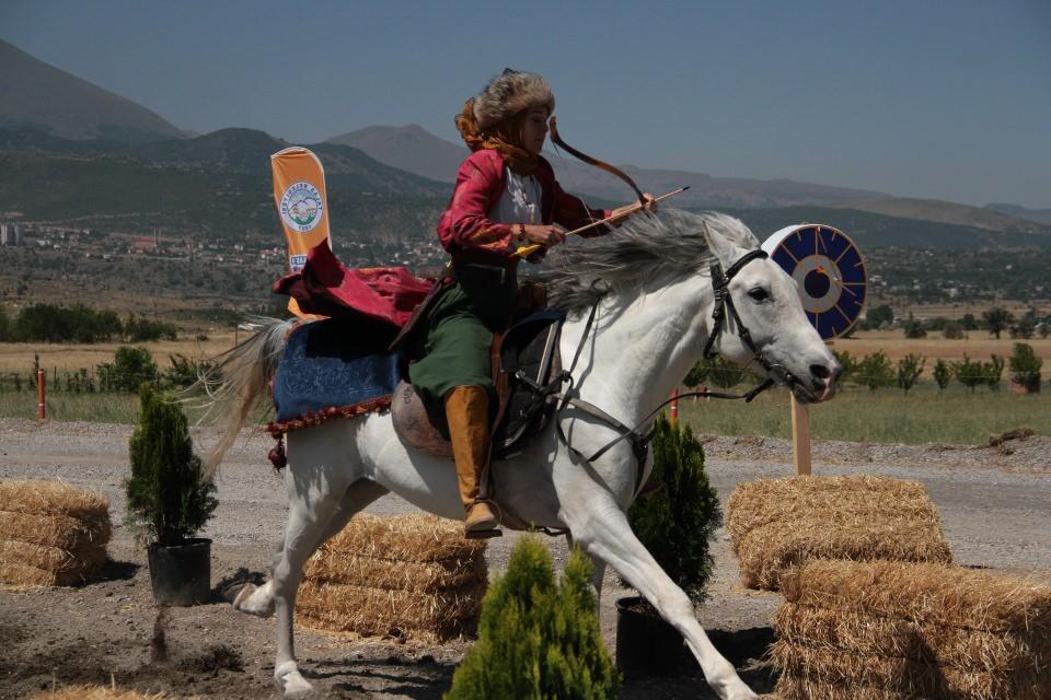 <p><strong>"Kadın ve erkek eşit şartlarda yarışıyor"</strong></p>

<p>Konya'nın tek kadın atlı okçuluk sporcusu 17 yaşındaki Halime Çelikkol da atlı okçuluğa yöneldiğinde çok zorlandığını fakat çalışarak bu zorluğun üstesinden geldiğini ifade etti.</p>
