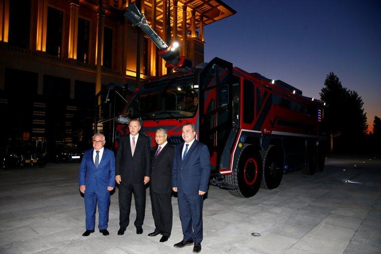 <p> Volkan İtfaiye Araçları tarafından üretilen araç, Cumhurbaşkanı Erdoğan'ın Mahathir onuruna verdiği resmi akşam yemeği sırasında Külliye önüne getirildi.</p>