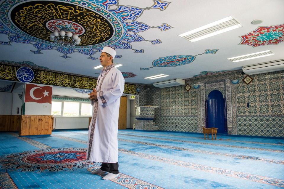 <p>Avusturya'da değişen kanunlar gereği artık Türkiye'den din adamının ülkeye gelemeyeceğini aktaran Alsan, şunları kaydetti: "Diyanet İşleri Başkanlığının destek verdiği bir cami. Diyanet, din görevlisi desteğinde bulunuyordu. 2015'te çıkarılan kanundan sonra artık Türkiye'den Avusturya'da bulunan 64 camiye din görevlisi gelemeyecek. Biz son görevlileriz. İnşallah bu sıkıntıyı aşarız. Ancak biz buradaki gençlerimizi yetiştirmeye çalışıyoruz. Türkiye'den bir süre din görevlisi gelemeyecek. Biz bırakıp gitsek bile gençlerimiz Cuma hutbelerini okuyabilecek seviyede, Cuma Namazlarını kıldırabilecek seviyede yetişiyorlar."</p>
