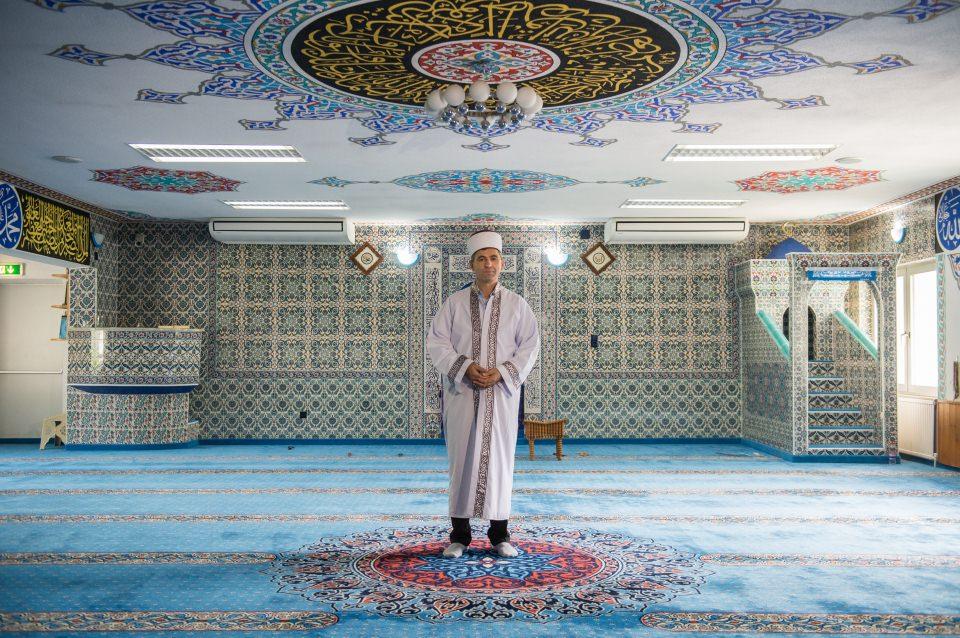 <p> İmam Mustafa Alsan: "Avusturya'da yalnız değilim" Yaklaşık 4 yıl önce Diyanet İşleri Başkanlığı tarafından Telfs Eyüp Sultan Camisi'ne imam hatip olarak görevlendirilen Mustafa Alsan ise ailesinin Türkiye'de olduğunu belirterek, "Ailem Türkiye'de yaşıyor ama Avusturya'da yalnız değilim. Cemaatim var. Onlar ilgi ve alakalarıyla yalnızlığımı unutturuyor." şeklinde görüş belirtti.</p>
