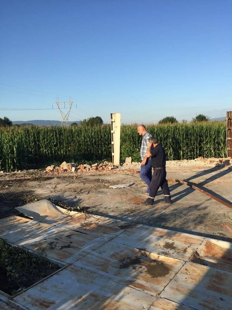 <p>Alınan bilgiye g&ouml;re, Kocaeli'den ve Sakarya'nın Hendek il&ccedil;esinden Yeni Ormank&ouml;y Mahallesi'nde Ali Fidancı'ya ait inşaat halindeki bir tesise gelen 9 kişi, oksijen t&uuml;p&uuml; ve ekskavat&ouml;r yardımıyla s&ouml;kt&uuml;kleri &ccedil;elik konstr&uuml;ksiyonları kamyona y&uuml;kleyerek &ccedil;almak istedi.</p>

<p>&nbsp;</p>
