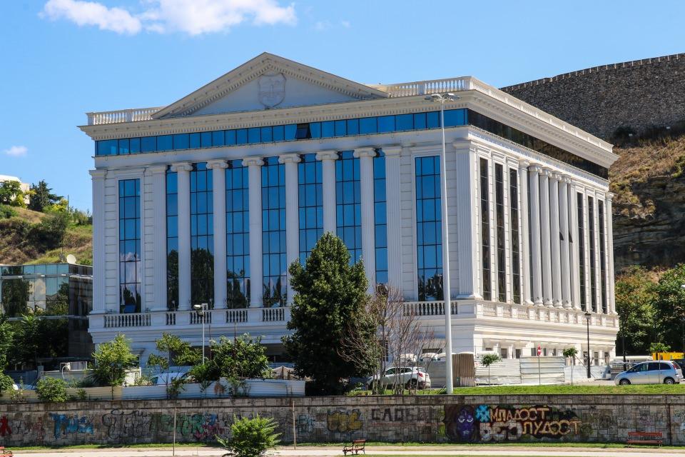 <p><strong>"Üsküp 2014" ve heykeller</strong></p>

<p> </p>

<p>Bir önceki hükümet döneminde uygulanan "Üsküp 2014 Projesi" ile son mimari yapısına da kavuşan Üsküp'te eski binaların dış cephelerine uygulanan barok stili, aynı stilde inşa edilen yeni binalar ve yapılan heykeller tarihi şehrin çehresini değiştirdi.</p>
